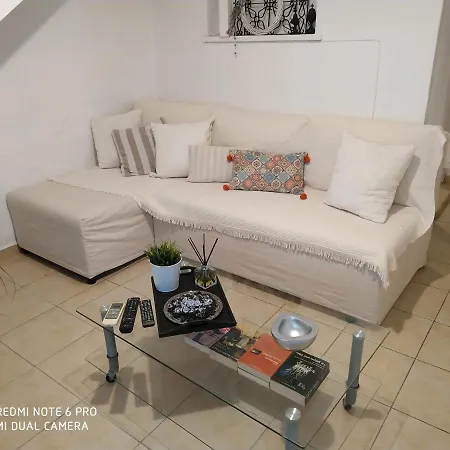 Semesterbostad Alas House - Cosy Friendly House By The Sea Dhimini